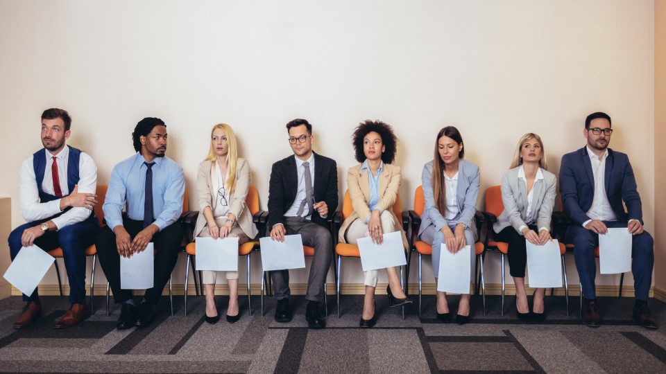 Bewerbungstraining-Ludwigsburg Menschen warten Bewerbungsgespräch