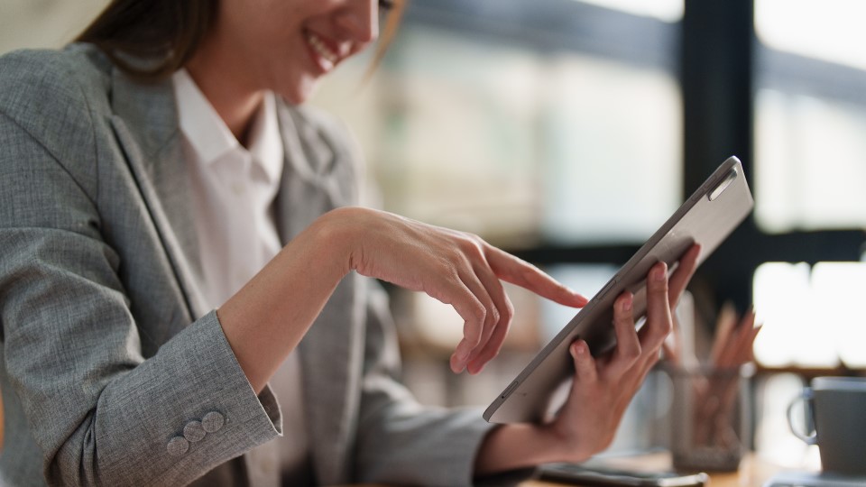 Frau klickt auf Tablet Verdeckter Arbeitsmarkt