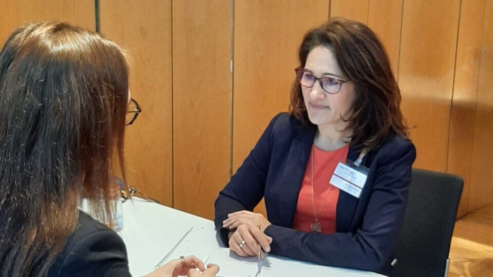 Katrin Plangger im Gespräch mit einer Fachkraft zu Karriereentwicklung und beruflicher Neuorientierung
